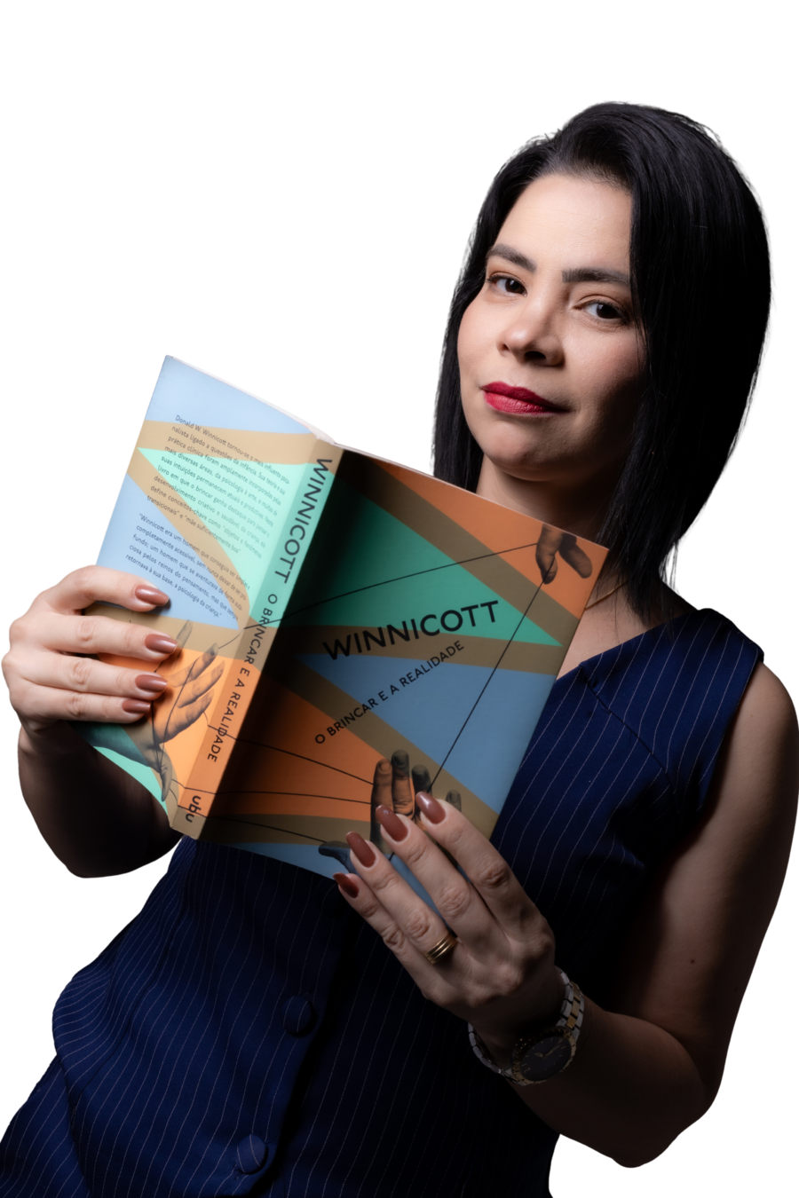 Marcélia Cavalcante segurando o livro O Brincar e a Realidade, de Winnicott